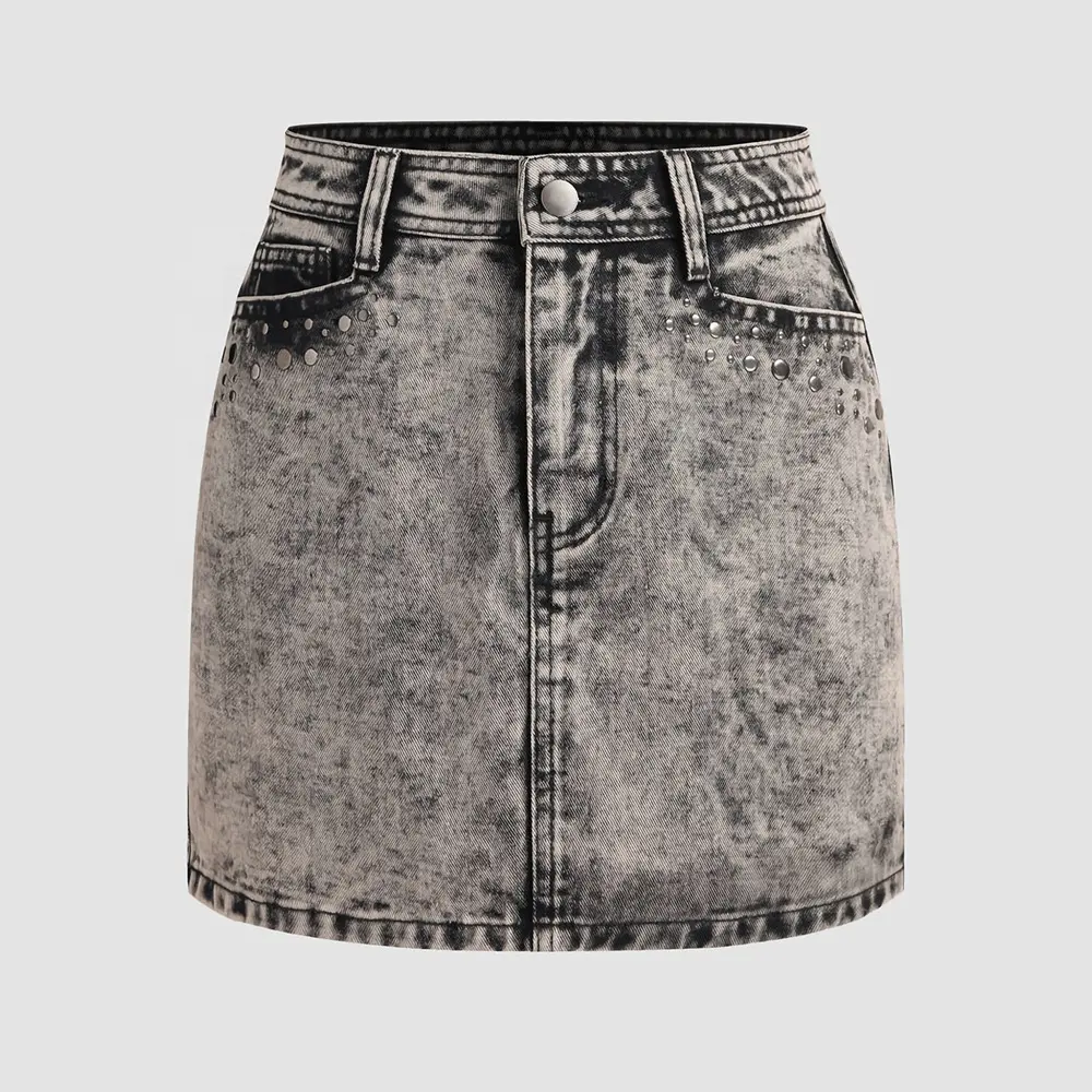 Женская джинсовая мини-юбка с заклепками