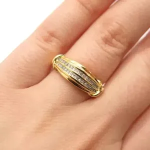 Bague de fiançailles pour femme avec diamant simulé rond de 2 carats, plaqué or jaune 14 carats - Product Image 4