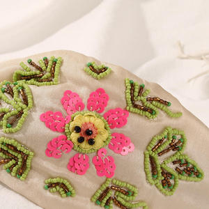 Serre-tête de luxe fait main perlé avec broderie décorative pour femmes, idéal pour les boutiques de mode et les collections d'accessoires haut de gamme - Product Image 4