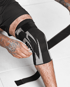 Rodillera de compresión de licra tejida negra y gris con estampado por sublimación, transpirable, de ajuste fácil, para protección en levantamiento de pesas para hombres. - Product Image 4