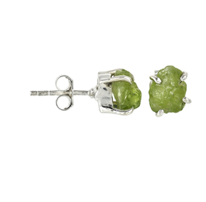Boucles d'oreilles clous en argent 925 avec péridot naturel, sertissage griffe, style minimaliste, pour usage quotidien, bijoux pour femme - Product Image 1