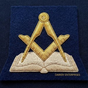 Écusson personnalisé fait main en fil d'or, motif croix maçonnique et couronne, emblème de blazer en velours bleu, patch uniforme - Product Image 6