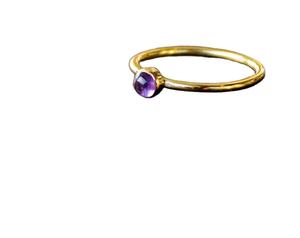 Plata de ley 92,5 con anillo de tecnología de Canal Clásico de forma redonda lisa de amatista púrpura natural pulida en oro - Product Image 1