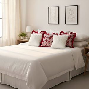 Juego de 5 Fundas de Almohada SOGA con Diseño Floral Elegante de Rosas Borgoña, con Volantes Blancos Texturizados, para Decoración - Product Image 5