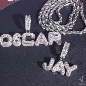 จี้เพชรโมอิสซาไนต์รูปตัวอักษร Oscar Jay จาก AARYA JEWELS เงินแท้ 925 ชุบโรเดียมและโรสโกลด์ สไตล์ฮิปฮอป สำหรับผู้ชาย เหมาะสำหรับงานปาร์ตี้ - Product Image 1