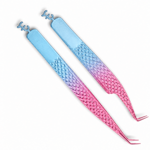 Pince à épiler de précision pour cils avec pointe lisse, design métallique dégradé rose et bleu ciel pour une application facile - Product Image 5
