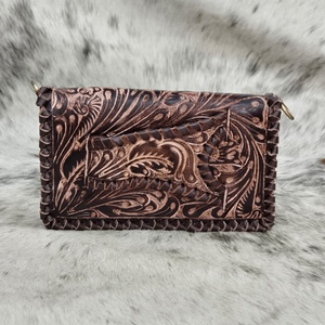 Sac à bandoulière vintage en cuir véritable avec motif floral gravé à la main et sangle tressée, fermeture à fermoir à poignée unique - Product Image 2