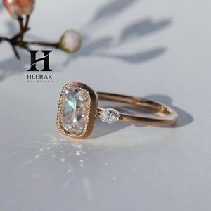 Anillo de compromiso vintage con diamante de laboratorio de 2 quilates con corte cojín, engaste de bisel en oro mate de 14K y piedras laterales marquesa para mujer - Product Image 5