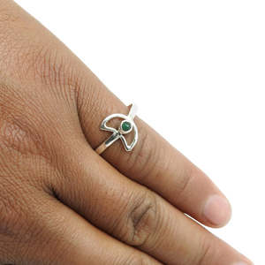 แหวนดีไซน์ครึ่งวงกลมทันสมัยสำหรับทุกเพศ ราคาขายส่ง เงินแท้ 925 ประดับพลอยออนิกซ์สีเขียว แหวนทำมือ เครื่องประดับโบฮีเมียนสุดหรู - Product Image 4