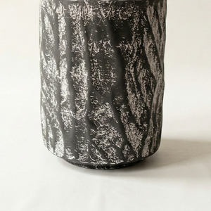 Vase à fleurs artisanal texturé noir, finition rustique noire avec des accents blancs vieillis pour une décoration intérieure moderne - Product Image 4