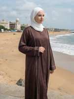 Abaya longue marron riche à manches longues avec détails de passepoil blanc contrastant, robe islamique modeste pour tous les jours avec foulard assorti