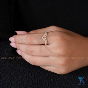 Anillo de Boda y Aniversario para Mujer, con Doble Hilera de Diamantes Cultivados en Laboratorio, Diseño Chevron, en Oro Amarillo, Estilo Minimalista - Product Image 5