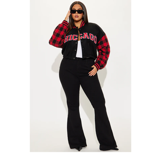 Veste universitaire à carreaux noirs et rouges avec logo, col rabattu, style streetwear, coupe ample, design à simple boutonnage - Product Image 2