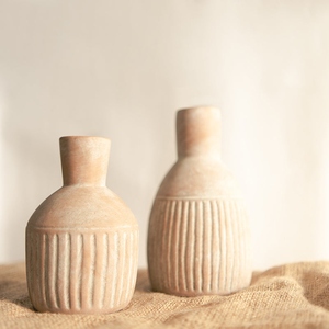 Jarrón de porcelana beige de diseño moderno, minimalista, estilo terracota acanalado, para flores. - Product Image 3