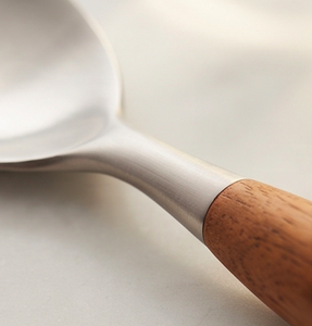 Ensemble de couverts minimalistes avec manches en bois, couverts en acier inoxydable, compatibles lave-vaisselle, pour la maison, les mariages et les dîners. - Product Image 2