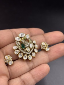 สร้อยคอจี้รูปดอกไม้สไตล์ชาติพันธุ์ชุบทองคำคลาสสิกจาก Amaira Jewels ประดับด้วยพลอยสีเขียวทรงหยดน้ำ เหมาะสำหรับเป็นของขวัญสำหรับผู้หญิงในโอกาสหมั้น หรือเป็นเครื่องประดับที่โดดเด่น - Product Image 4