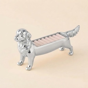 Support à bagues moderne en forme de chien argenté, en métal, pour vitrine et cadeaux pour les amoureux des chiens, idéal pour les mariages, prix bas, vente en gros - Product Image 1