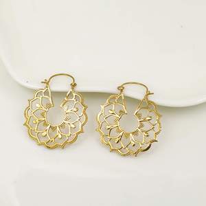 Boucles d'oreilles créoles en laiton plaqué or, motif floral, style bohème, tendance, unisexe, bijoux cadeau - Product Image 2
