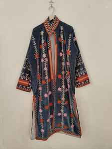 Chaqueta Larga de Terciopelo Bordada con Motivos de Ojo Turco, Corazón y Amor, Estilo Boho, Hecha a Mano, Arte Folclórico, Prenda Distintiva - Product Image 5