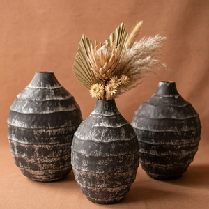 Ensemble de vases à fleurs côtelés faits à la main, finition noire rustique avec des accents blancs texturés pour la décoration moderne de la maison - Product Image 2