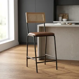 Chaise de bar moderne avec dossier en rotin et assise en cuir, structure en métal, design contemporain pour usage domestique. - Product Image 1