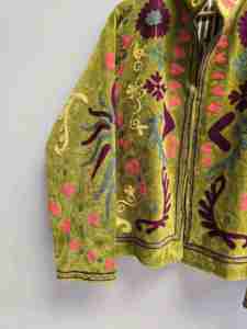 Veste Suzani en velours vert mousse faite à la main pour femmes, broderie florale multicolore, style bohème chic, manteau ethnique d'hiver, vente en gros, exportation - Product Image 5