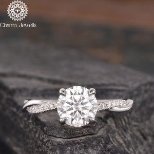Anillo de Compromiso Charm_Jewells con Moissanita Redonda, Engaste de Oro Rosa con Banda Pavé, Estilo Clásico para Mujer - Product Image 5