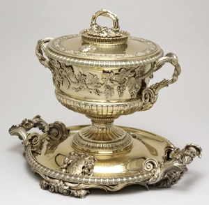 Soupière classique dorée avec un fini en forme de couronne et une base en piédestal cannelé. Repas de prestige disponibles à prix de gros. - Product Image 3