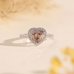 Anillo de halo con diamante cultivado en laboratorio en forma de corazón de 14k premium en oro blanco, joyería fina de diseño especial para compromiso y boda. - Product Image 1