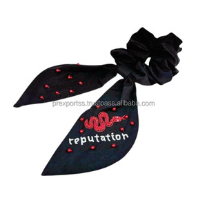 Scrunchie negro con reputación de cola, lazo de pelo bordado con cuentas de serpiente, soporte de cola de caballo elástico personalizado para fans de conciertos, regalo para niñas - Product Image 1