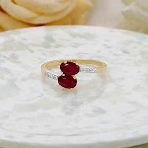 Bague Bypass à Deux Pierres en Or Jaune Massif 14K avec Rubis Naturel Oval et Diamants, Collection Memoria Jewels – Vente en Gros - Product Image 6