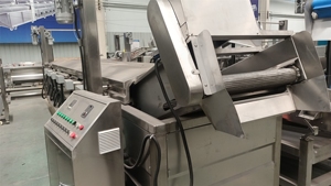 Machine à frire entièrement automatique Frites de pommes de terre chips Friteuse continue Friteuse à frites - Product Image 3