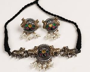 Parure de collier de mariée bicolore en argent oxydé et or avec motif vache, pierres multicolores et perles pendantes – Bijoux de mariage traditionnels - Product Image 1