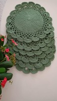 Sets de table en macramé faits à la main, forme florale verte, idéaux pour une mise en scène de table bohème et une décoration de maison de style farmhouse, en provenance d'Inde.