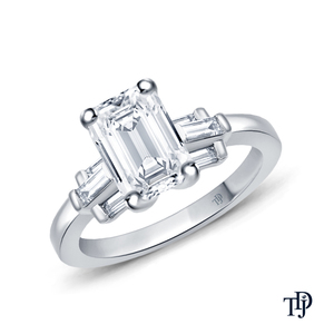 Anillo de compromiso con detalles de baguette en oro de 10K y centro de diamante esmeralda, fabricante mayorista y minorista OEM - Product Image 3