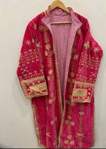 เสื้อคลุมกิโมโนกำมะหยี่สีชมพูร้อนปักลายซูซานีทำมือจากอินเดีย ขายส่ง เสื้อคลุมยาวลายดอกไม้สีเบจทองสไตล์วินเทจ - Product Image 3