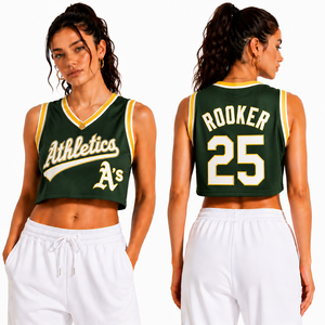Camiseta de baloncesto corta OEM para mujer, con logo bordado frontal, nombre y número personalizados en la espalda, top corto de malla para entrenamiento, a la moda, para clubes, al por mayor. - Product Image 2