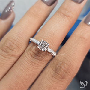 Anillo de Compromiso y Boda con Diamante Cultivado en Laboratorio de Corte Cojín de 1 Quilate, Banda Pavé de Tres Hileras, Certificado IGI, Diseño Nupcial de Lujo, Oro Blanco de 10K - Product Image 5