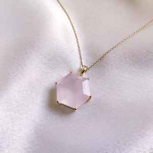 จี้หกเหลี่ยมโรสควอตซ์ธรรมชาติ จี้ทอง 14K ประดับพลอย ขนาด 16 มม. เครื่องประดับคุณภาพสำหรับผู้หญิง ขายส่งจากโรงงานเครื่องประดับ - Product Image 3
