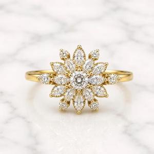 Anillo de Diamantes con Corte Marquesa y Racimo Floral en Oro Amarillo Sólido, Diseño de Halo Radiante, Banda Lisa, Anillo Nupcial Vintage Único - Product Image 1
