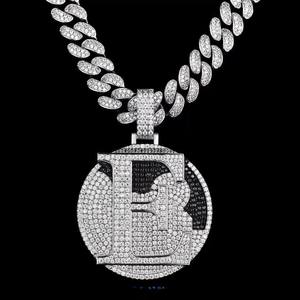Pendentif Lettre Personnalisé Sertie de Moissanite, Breloque en Argent 925 Plaqué Rhodium, Disque Rond pour Tenue de Soirée - Product Image 1
