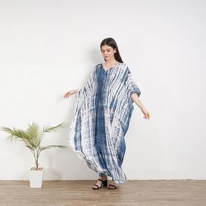 Vestido Kaftán Estampado Azul y Blanco para Mujer, Corte Holgado, Cuello en V, Maxi Kaftán, Traje de Playa, Ropa de Resort - Product Image 1