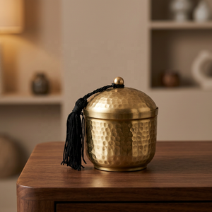 Pot à bougie en laiton martelé fait main avec couvercle et pompon noir – Décoration d'intérieur ronde et durable - Product Image 2