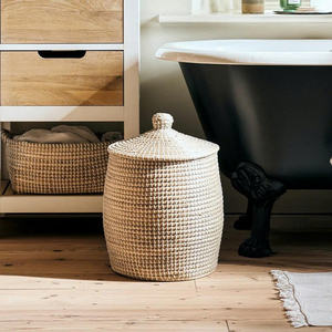 Panier en jonc de mer avec couvercle. Panier multifonction en jonc de mer fabriqué au Vietnam pour le rangement ou la décoration intérieure. - Product Image 2