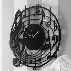 Horloge horizontale en métal avec feuilles d'or et un cadran ovale noir élégant. Pièce de luxe moderne disponible à prix de gros. - Product Image 4