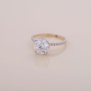 Anillo de Compromiso con Diamante Cultivado en Laboratorio de 1.02 Quilates, Corte Redondo, con Banda Pavé en Oro Amarillo, Blanco y Rosa de 18K - Product Image 3