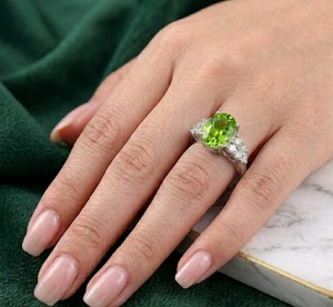 แหวนค็อกเทลเพอริดอทดีไซน์รูปไข่ทรงธรรมชาติจาก Mehrajuddin Gems ประจำเดือนสิงหาคม ประดับด้วยเงินแท้ 925 ตัวเรือนแบบ Prong Set ได้รับการรับรองจากคริสเตียน - Product Image 5