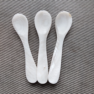 Cuchara de nácar vietnamita hecha a mano para servir caviar, postres, helados y café. - Product Image 3