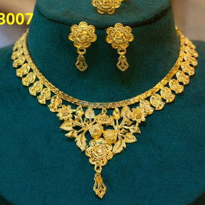 Parure de bijoux traditionnelle ethnique plaquée or avec collier floral, boucles d'oreilles et bague pour mariage, fiançailles et soirées – Modèle n° A-23007 - Product Image 1