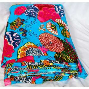 Tela de algodón estampada a mano con motivos florales indios en rosa caramelo, ideal para acolchar, almohadas, cortinas y fundas tejidas para niños y niñas. - Product Image 3